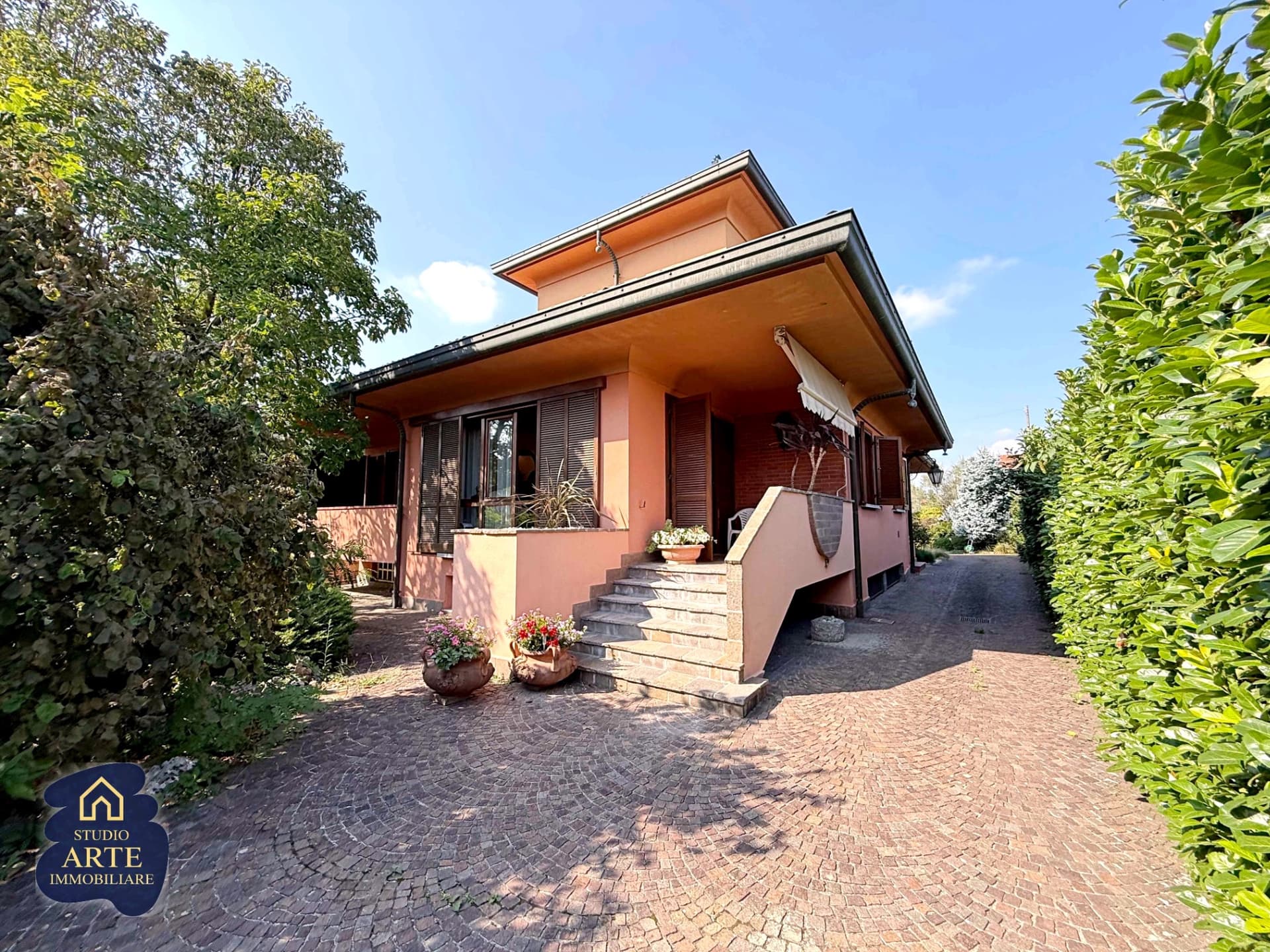 VILLA INDIPENDENTE CON GIARDINO DI 1.500MQ A FINO MORNASCO