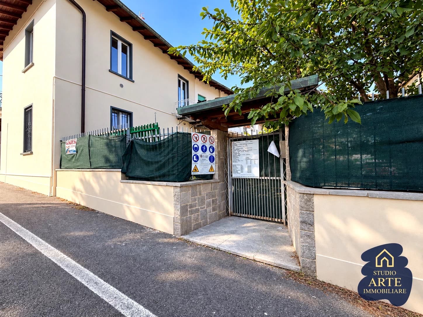 Bilocale indipendente al piano rialzato, con cortile privato di 180 mq e deposito di 102 mq.